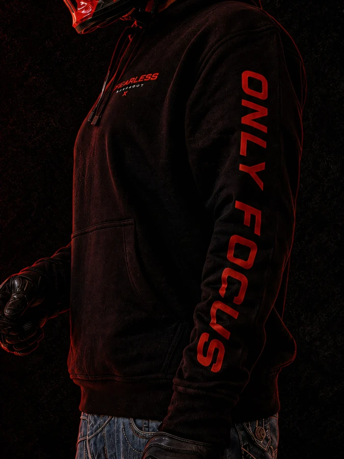 Lewy rękaw bluzy BLACKOUT FEARLESS DIVISION z technicznym nadrukiem inspirowanym motorsportem.