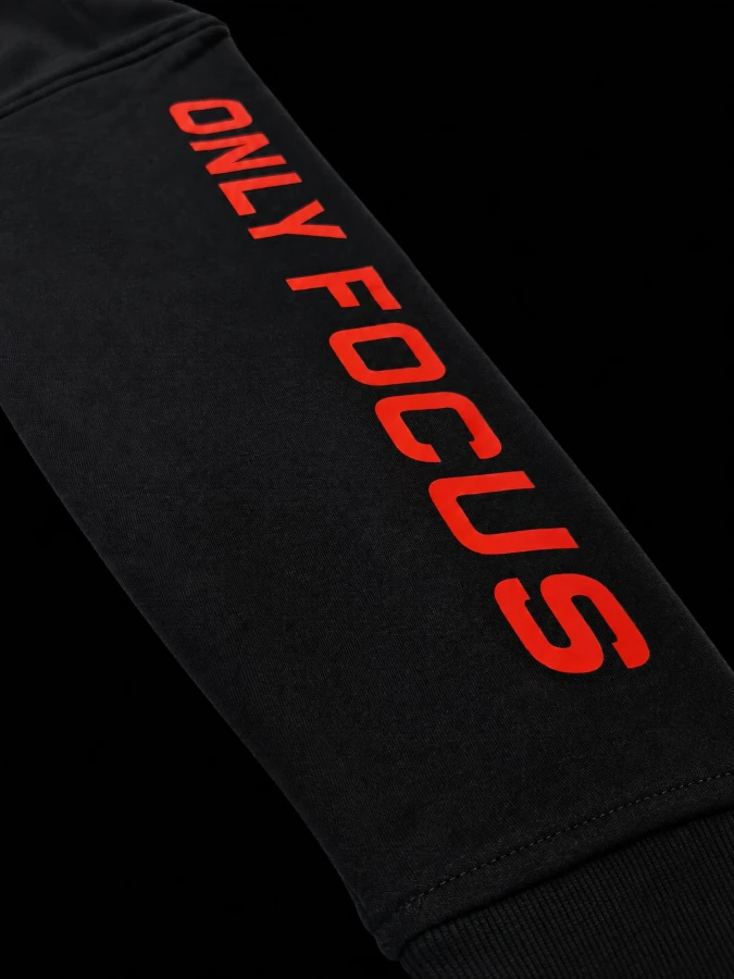 Detal lewego rękawa bluzy BLACKOUT FEARLESS DIVISION z technicznym nadrukiem ONLY FOCUS.
