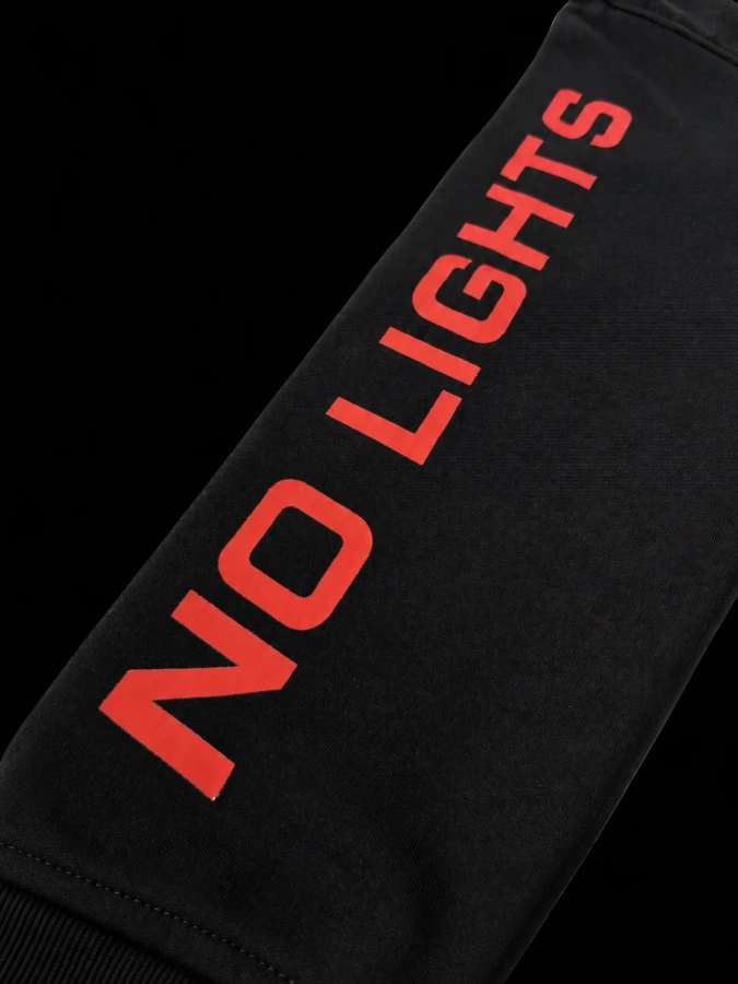 Detal prawego rękawa bluzy BLACKOUT FEARLESS DIVISION z napisem NO LIGHTS.