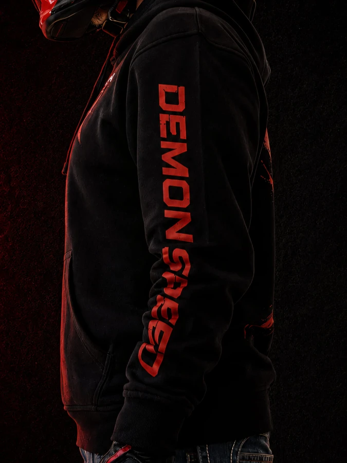 Lewy rękaw bluzy DEMON MODE FEARLESS z nadrukiem inspirowanym kulturą motocyklową.