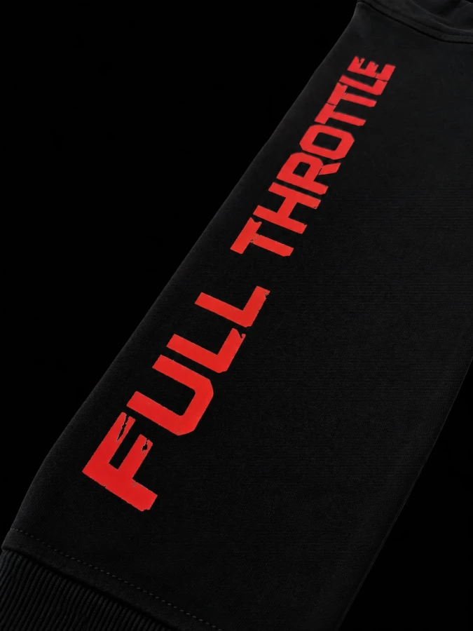 Detal prawego rękawa bluzy DEMON MODE FEARLESS z nadrukiem moto streetwear.