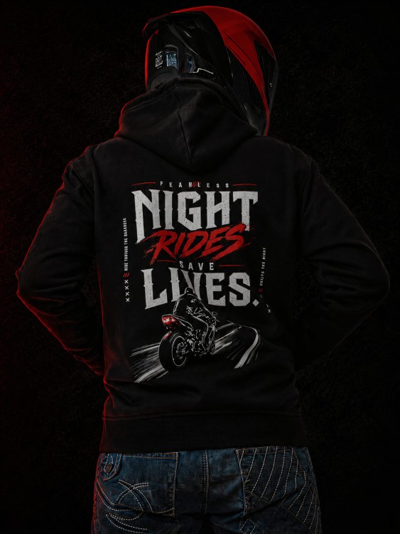 Bluza Night Rides Save Lives FEARLESS z dużym motocyklowym nadrukiem na plecach.