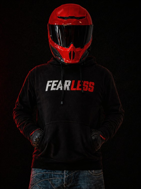 Bluza motocyklowa Night Rides Save Lives FEARLESS z logo na piersi i czerwonym kaskiem.