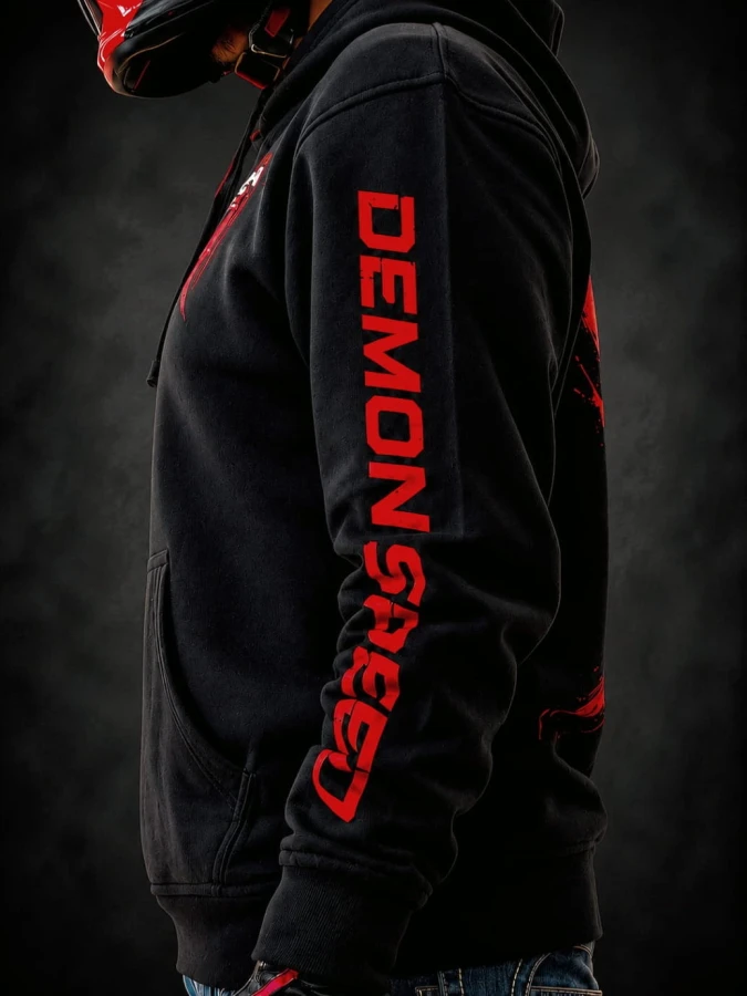 Lewy rękaw bluzy DEMON MODE FEARLESS z nadrukiem inspirowanym kulturą motocyklową.