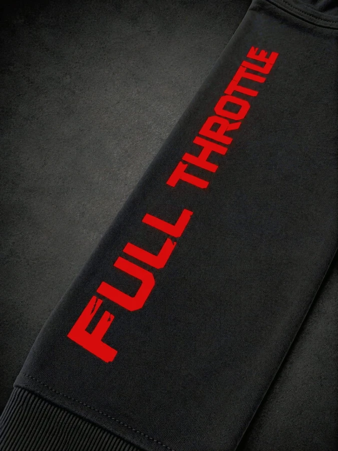 Detal prawego rękawa bluzy DEMON MODE FEARLESS z nadrukiem moto streetwear