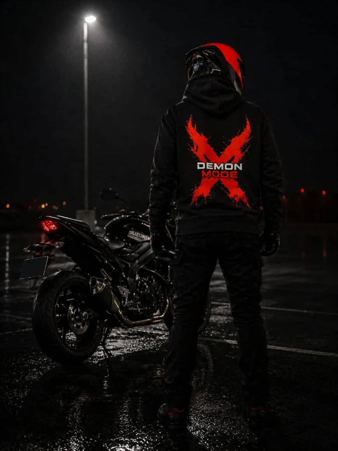 Bluza DEMON MODE FEARLESS z dużym nadrukiem na plecach prezentowana przy motocyklu Suzuki GSX-S750.