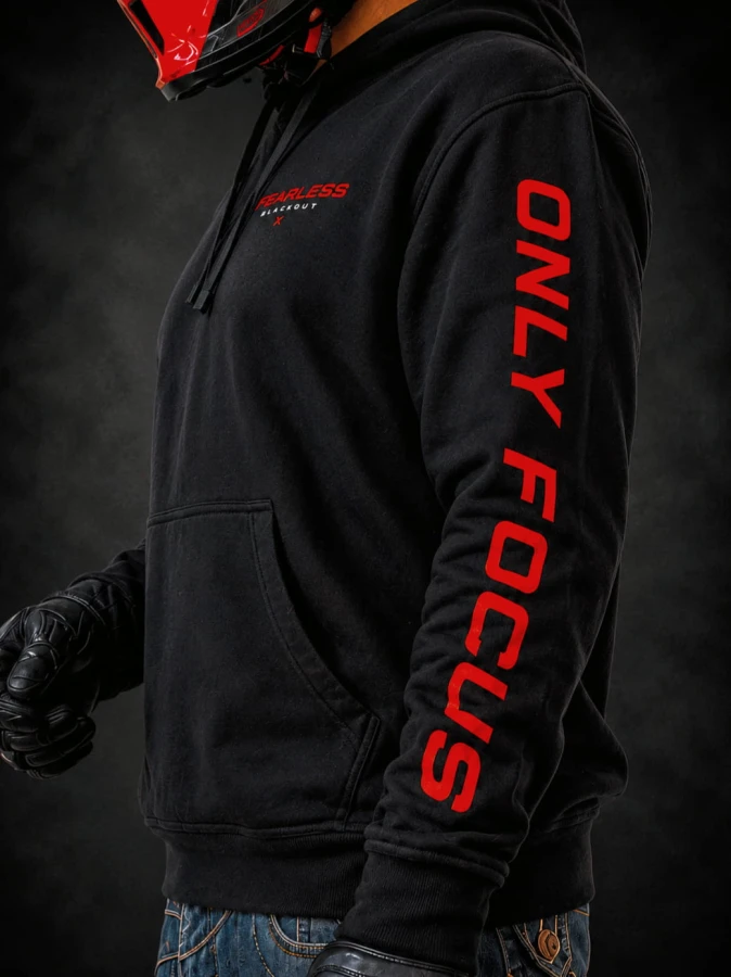 Lewy rękaw bluzy BLACKOUT FEARLESS DIVISION z technicznym nadrukiem inspirowanym motorsportem.