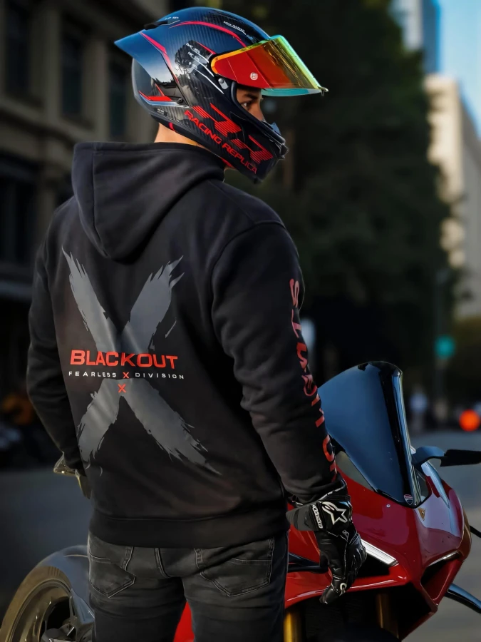Czarna bluza motocyklowa BLACKOUT FEARLESS DIVISION z dużym symbolem X na plecach.