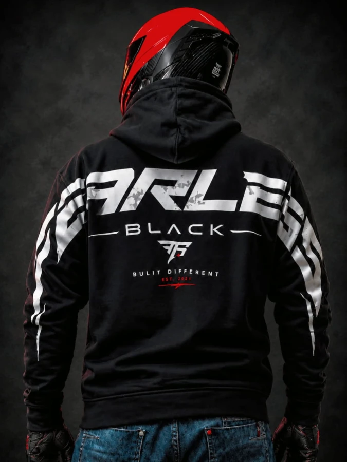 Czarna bluza FEARLESS BLACK z dużym motorsportowym nadrukiem na plecach i rękawach, premium moto streetwear dla motocyklistów.
