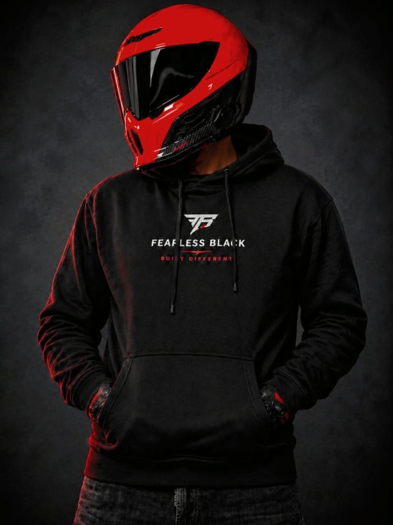 Czarna bluza FEARLESS BLACK z minimalistycznym nadrukiem na przodzie, premium moto streetwear dla motocyklistów.