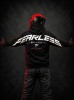 Bluza FEARLESS BLACK z dużym nadrukiem na plecach i rękawach w stylu racing motorsport, premium dark moto streetwear.