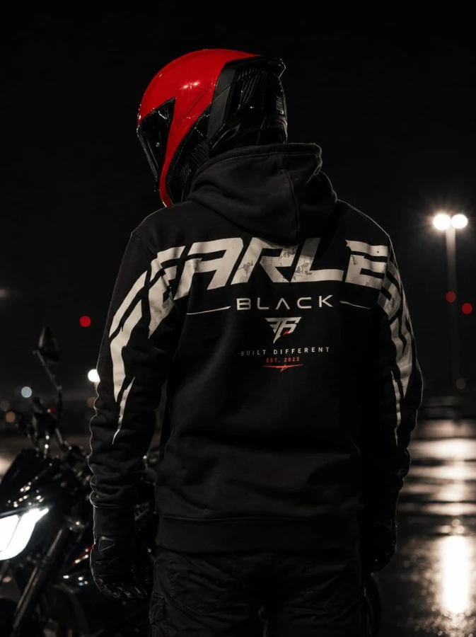 Czarna bluza FEARLESS BLACK z dużym nadrukiem na plecach i rękawach, premium moto streetwear dla motocyklistów.