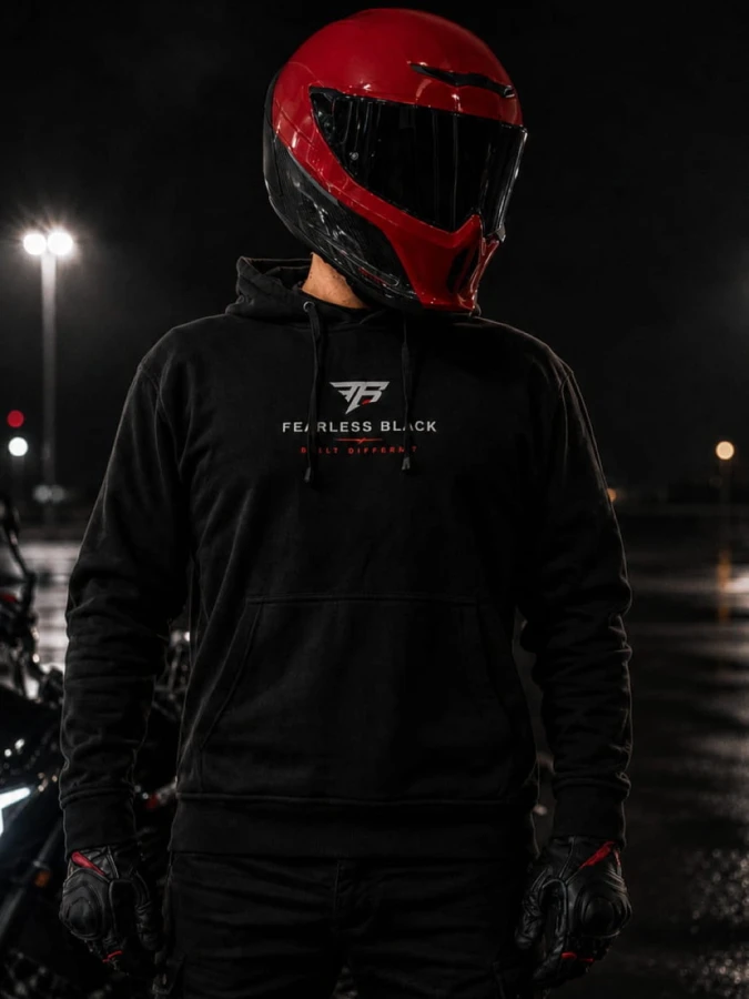 Czarna bluza FEARLESS BLACK z minimalistycznym nadrukiem na przodzie, moto streetwear dla motocyklistów.