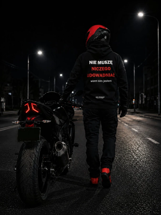 Bluza motocyklowa męska NO PROOF z napisem „Nie muszę niczego udowadniać wiem kim jestem”, czarna bluza z nadrukiem dla motocyklistów, zdjęcie nocne przy motocyklu sportowym.