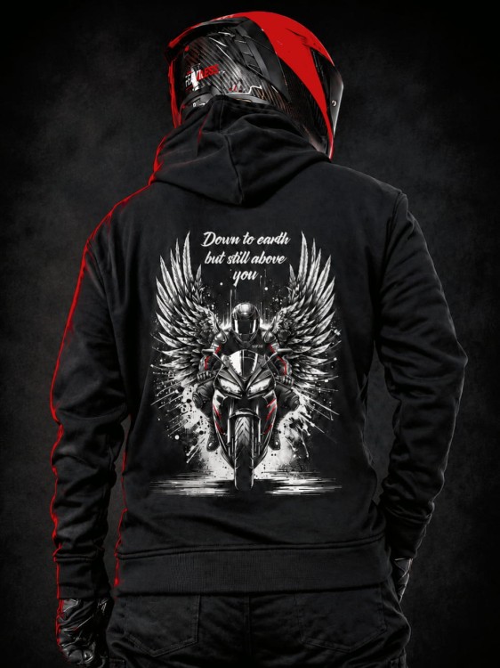 Bluza motocyklowa FEARLESS DOWN TO EARTH z dużym nadrukiem motocyklisty ze skrzydłami na plecach.