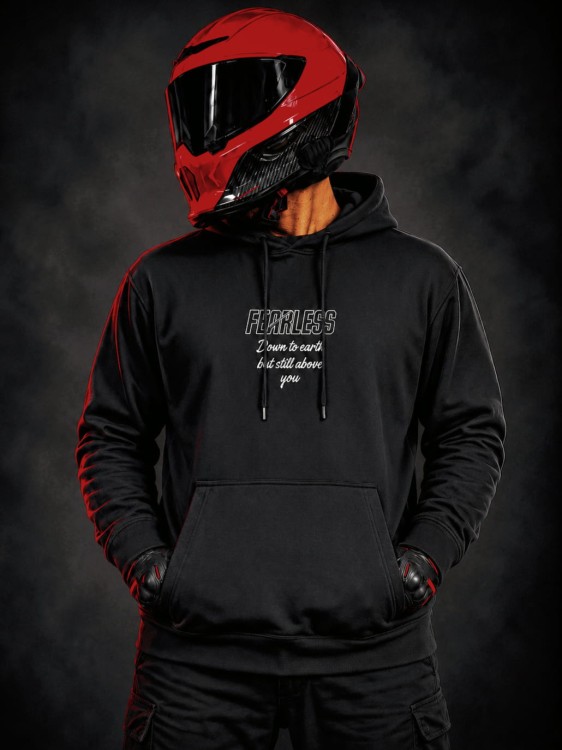 Czarna bluza motocyklowa FEARLESS DOWN TO EARTH dla motocyklistów z minimalistycznym nadrukiem na piersi.