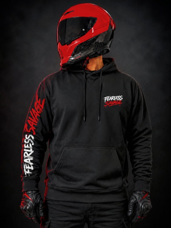 Czarna bluza motocyklowa FEARLESS SAVAGE dla motocyklistów z logo na piersi i nadrukiem na rękawie.