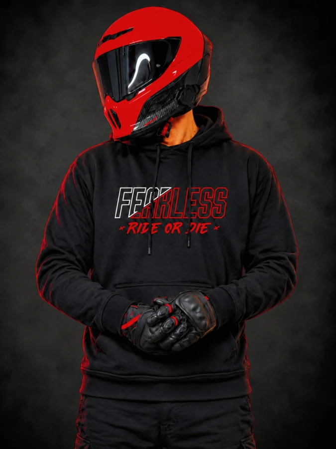 Bluza motocyklowa FEARLESS RIDE OR DIE z dużym nadrukiem na plecach w kolorze czerwonym i białym.