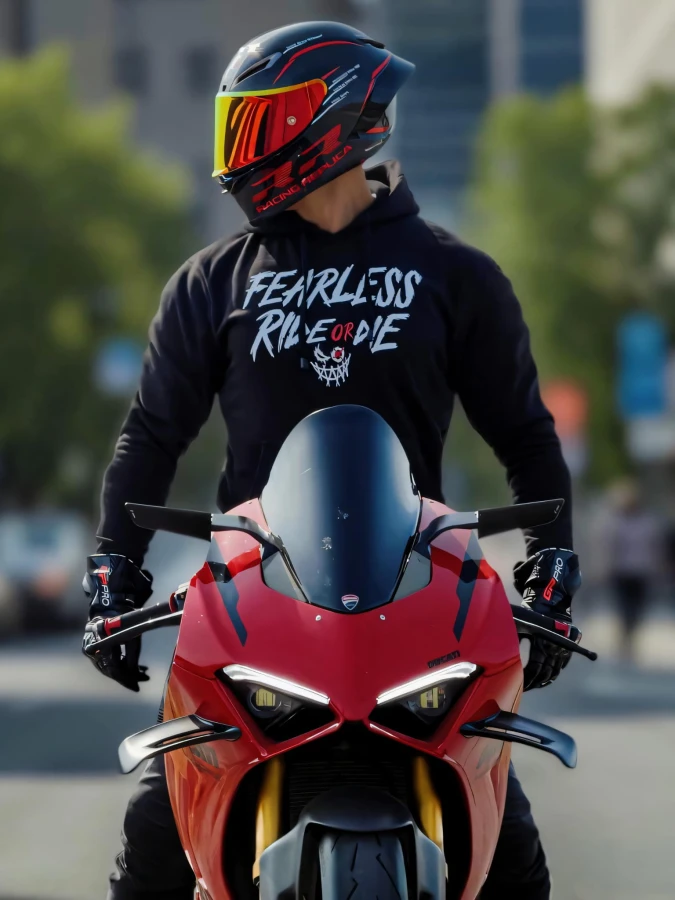 Motocyklista prezentujący czarną bluzę FEARLESS RIDE OR DIE w stylu biker.