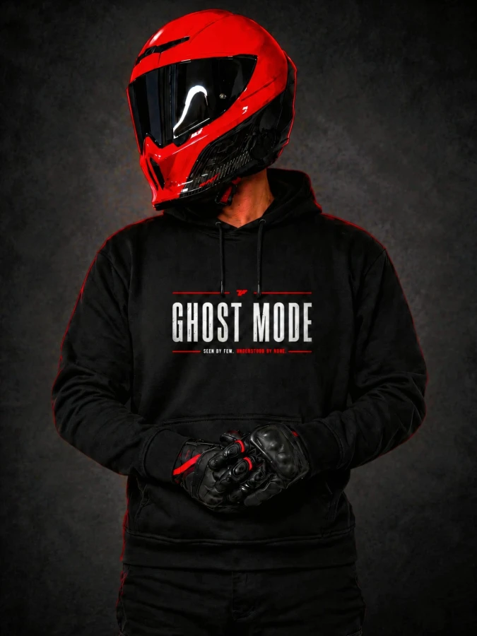 Mężczyzna w czerwonym kasku motocyklowym prezentujący czarną bluzę GHOST MODE z kolekcji Fearless Black