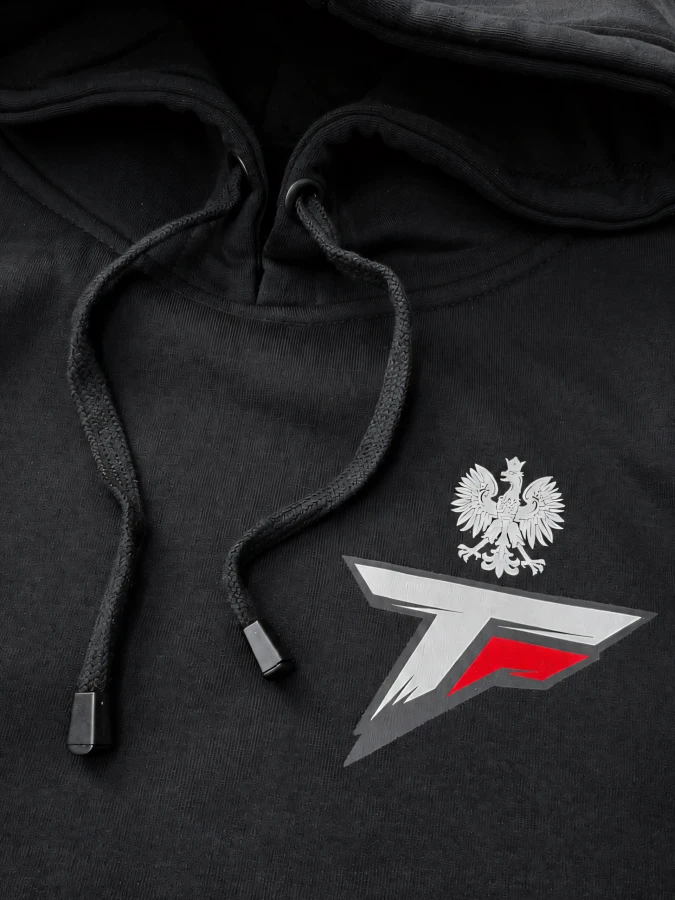 Detal nadruku motocyklisty - logo Fearless z orłem na piersi