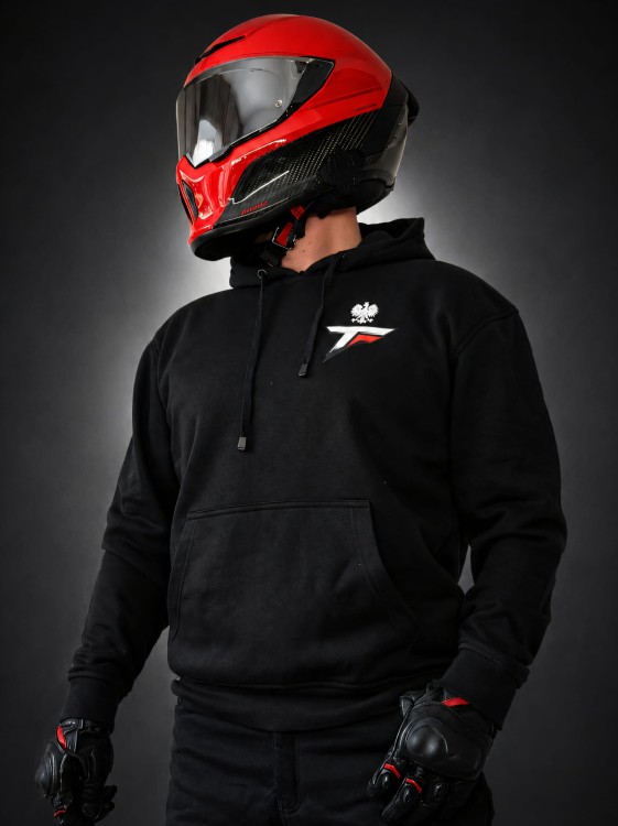 Mężczyzna w czerwonym kasku prezentujący bluzę motocyklową FEARLESS z przodu.