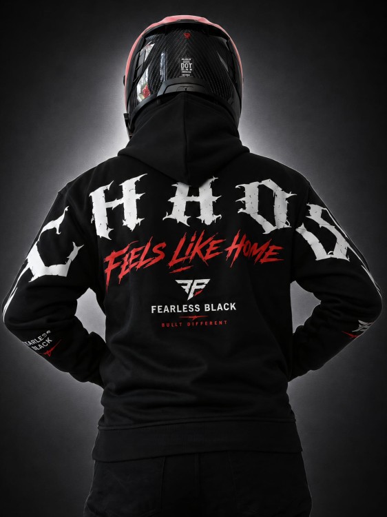 Tył bluzy FEARLESS BLACK z napisem CHAOS FEELS LIKE HOME.