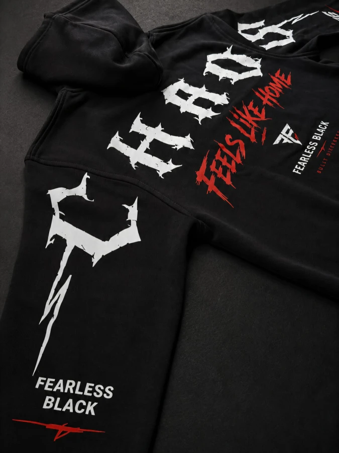 Bluza FEARLESS BLACK z nadrukami na rękawach – ujęcie produktowe.