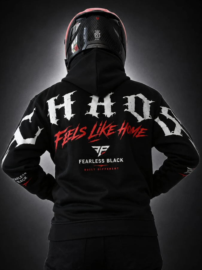 Tył bluzy FEARLESS BLACK z napisem CHAOS FEELS LIKE HOME.