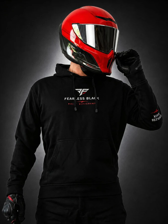 Bluza motocyklowa FEARLESS BLACK – widok z przodu na modelu.