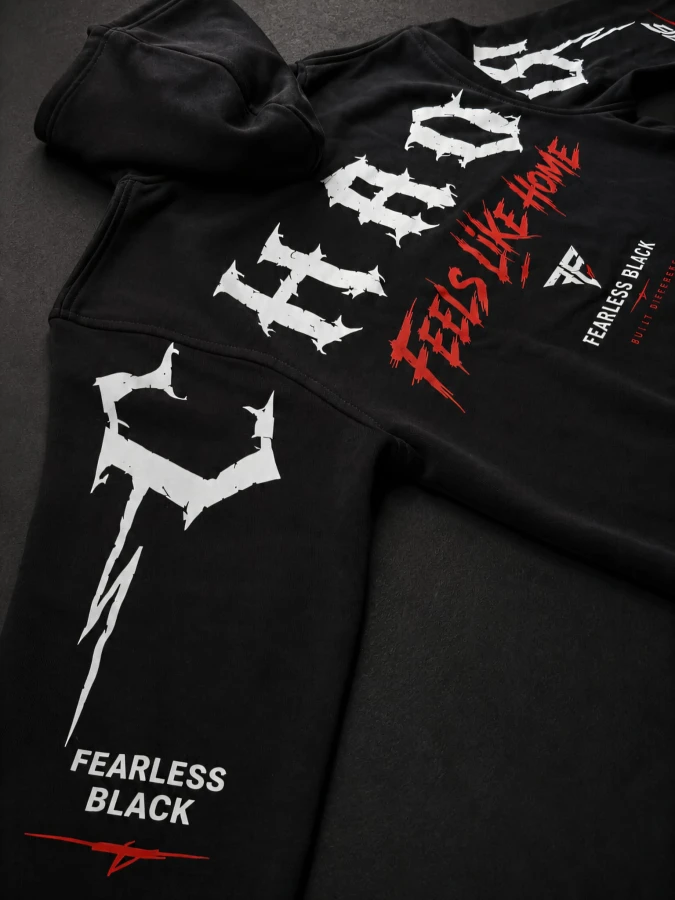 Bluza FEARLESS BLACK z nadrukami na rękawach – ujęcie produktowe.