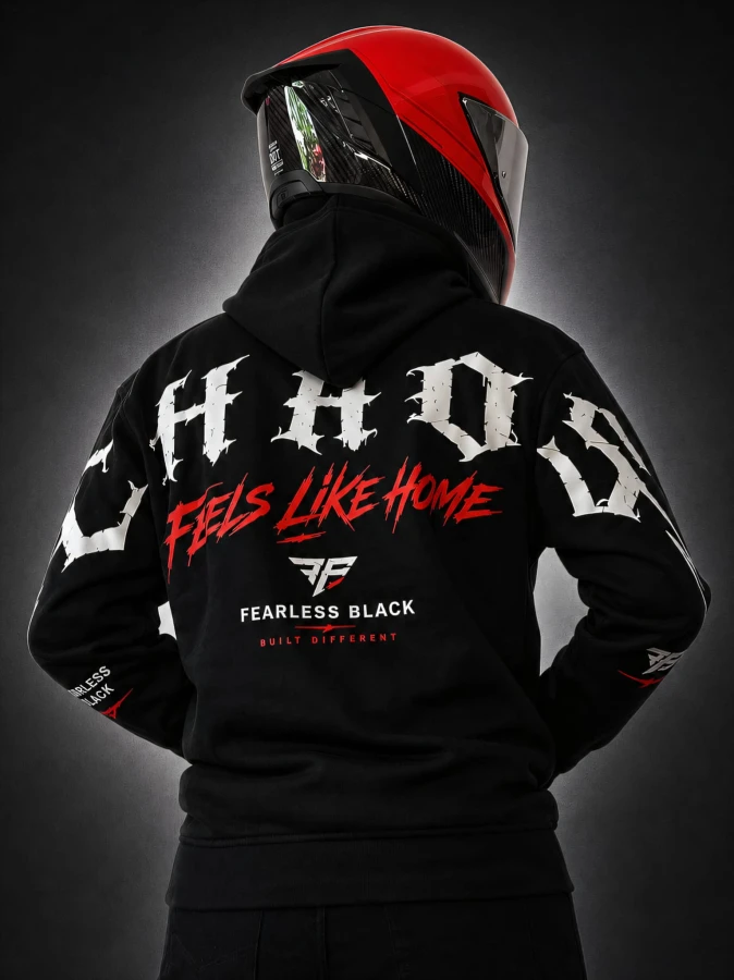 Grafika CHAOS FEELS LIKE HOME na plecach bluzy.
