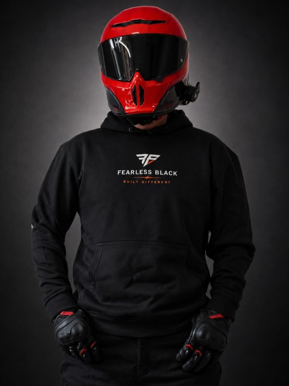 Bluza FEARLESS BLACK – przód z logo Built Different.