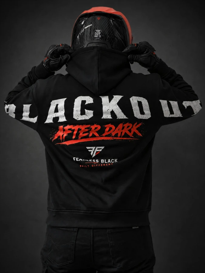 Bluza AFTER DARK – kaptur trzymany w dłoniach.