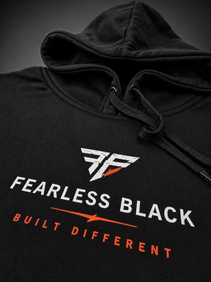 Logo FEARLESS BLACK Built Different – zbliżenie na przód bluzy.