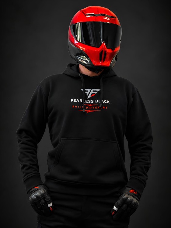 Czarna bluza FEARLESS BLACK SYSTEM – widok z przodu na motocykliście w czerwonym kasku