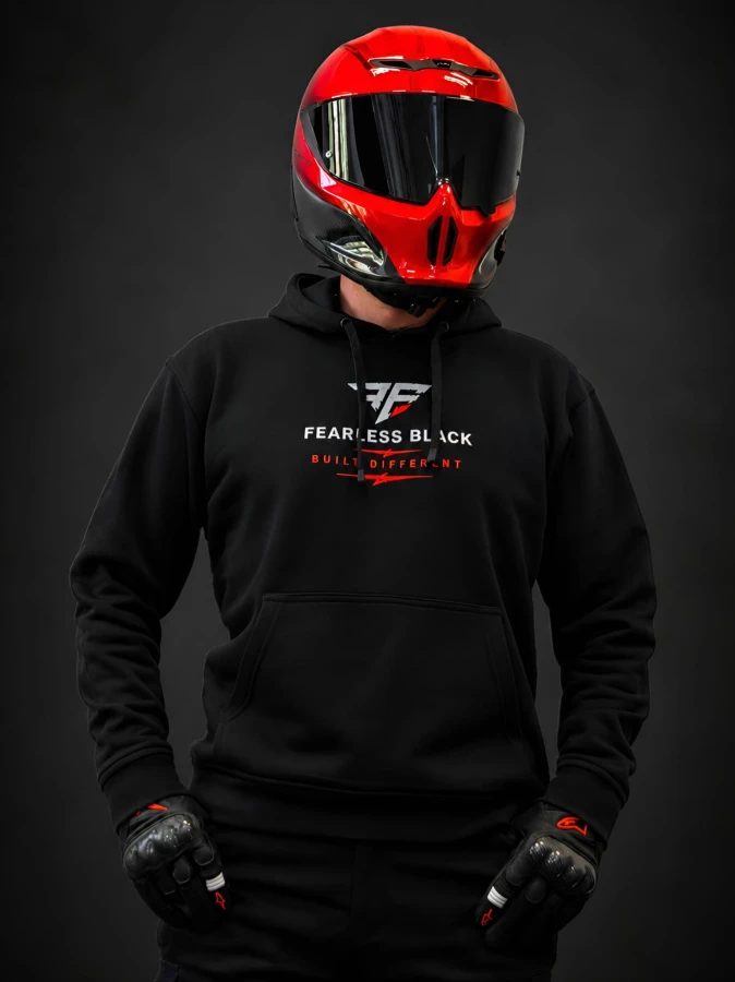 Czarna bluza FEARLESS BLACK SYSTEM – widok z przodu na motocykliście w czerwonym kasku