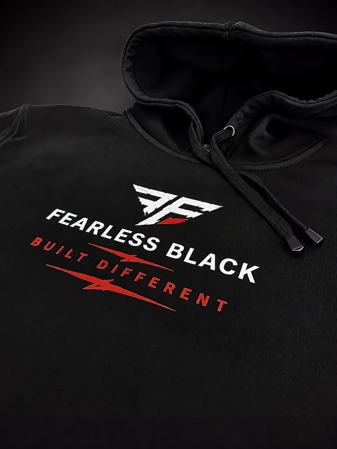 Nadruk FEARLESS BLACK BUILT DIFFERENT na przodzie czarnej bluzy