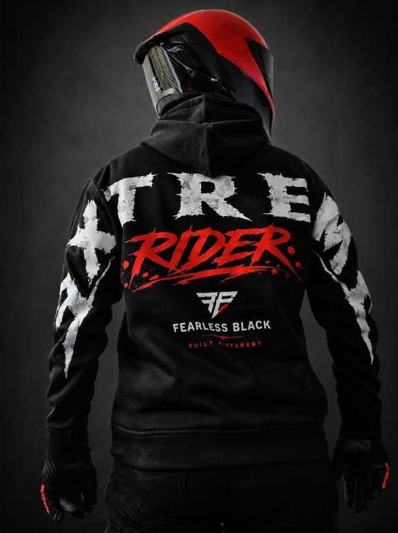 Duży nadruk EXTREME RIDER na plecach bluzy FEARLESS BLACK na modelu
