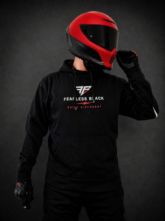 Bluza FEARLESS BLACK EXTREME RIDER na motocykliście – widok z przodu