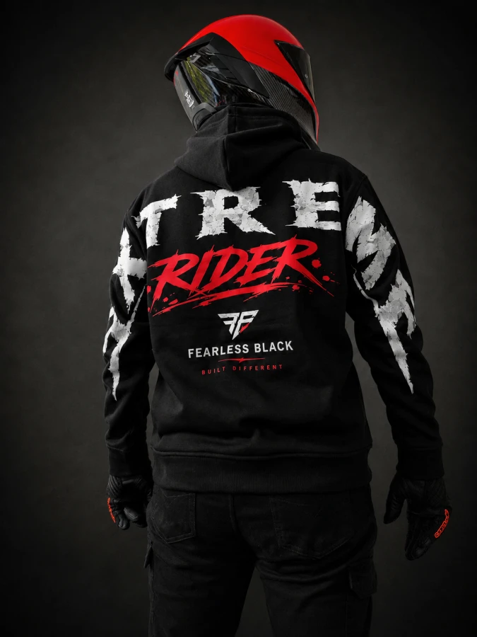 Bluza EXTREME RIDER FEARLESS BLACK na motocykliście – widok z tyłu, poprawianie kaptura