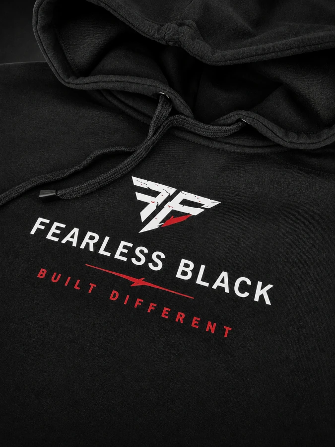 Logo FEARLESS BLACK BUILT DIFFERENT na przodzie czarnej bluzy