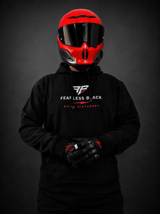 Bluza FEARLESS BLACK LUBIĘ ZAPIERDALAĆ – widok z przodu na motocykliście