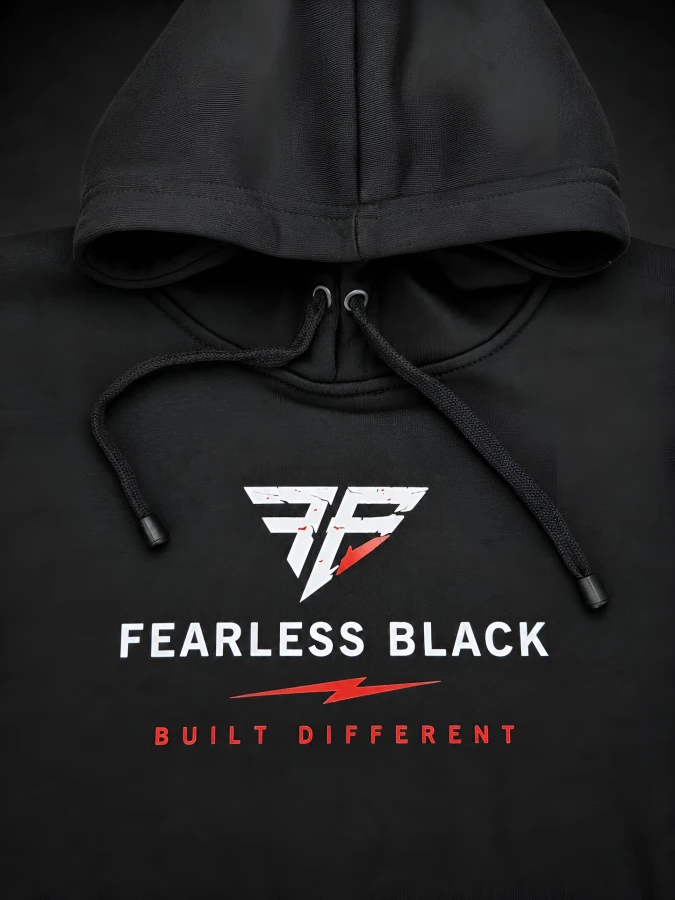 Logo FEARLESS BLACK BUILT DIFFERENT na przodzie czarnej bluzy