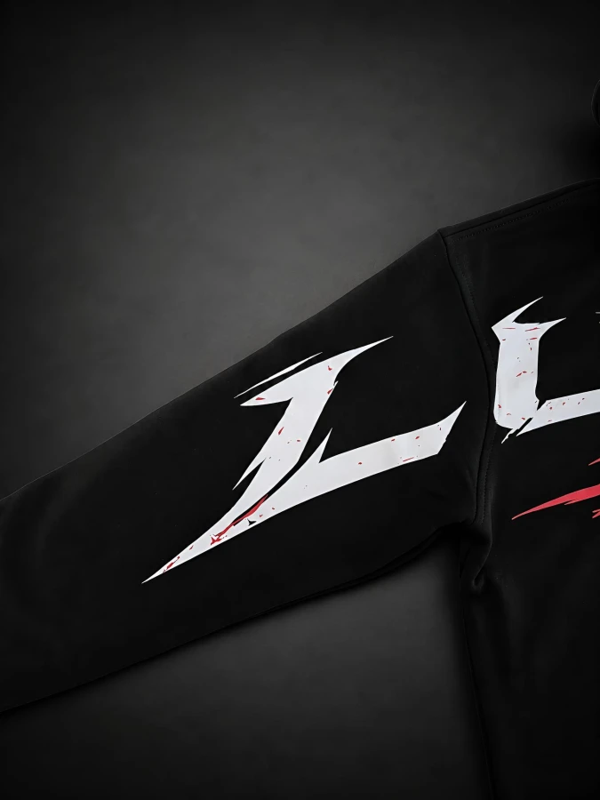 Detal nadruku LUBIĘ na lewym rękawie czarnej bluzy motocyklowej FEARLESS BLACK