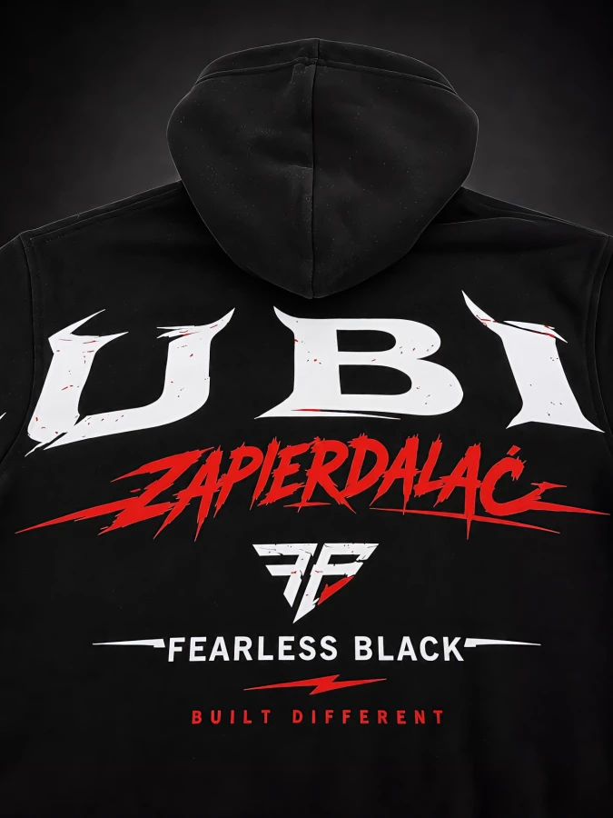 Nadruk LUBIĘ ZAPIERDALAĆ na plecach czarnej bluzy FEARLESS BLACK – detal