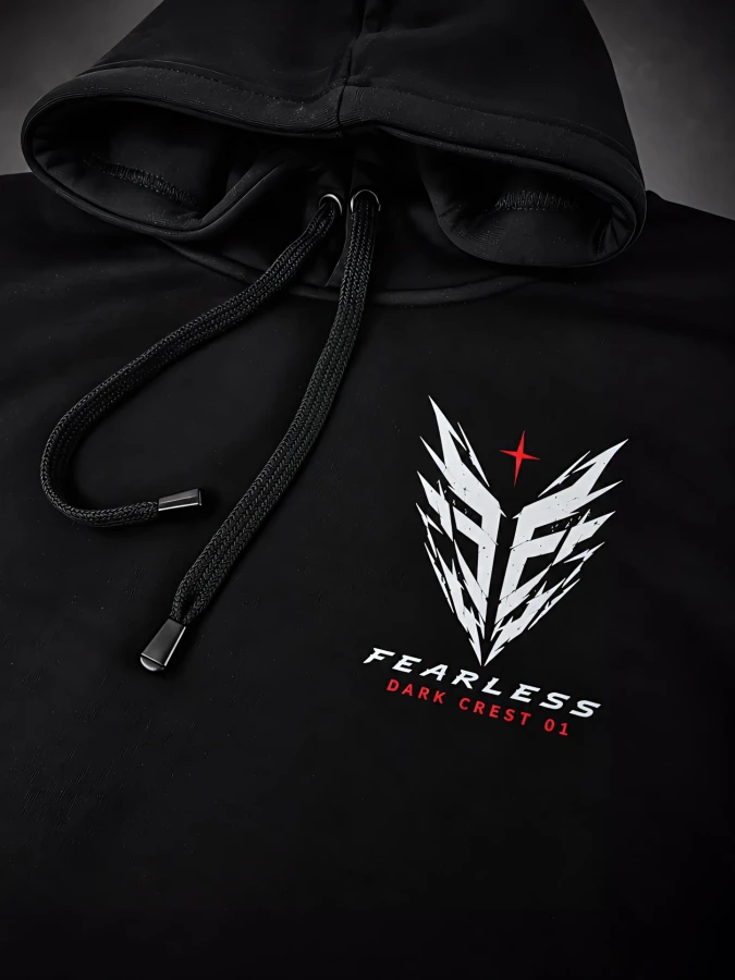 Logo FEARLESS DARK CREST 01 na przodzie czarnej bluzy – detal