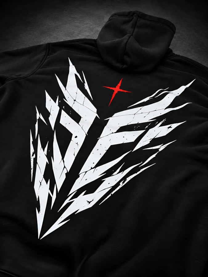Duży symbol DARK CREST na plecach czarnej bluzy FEARLESS BLACK – detal