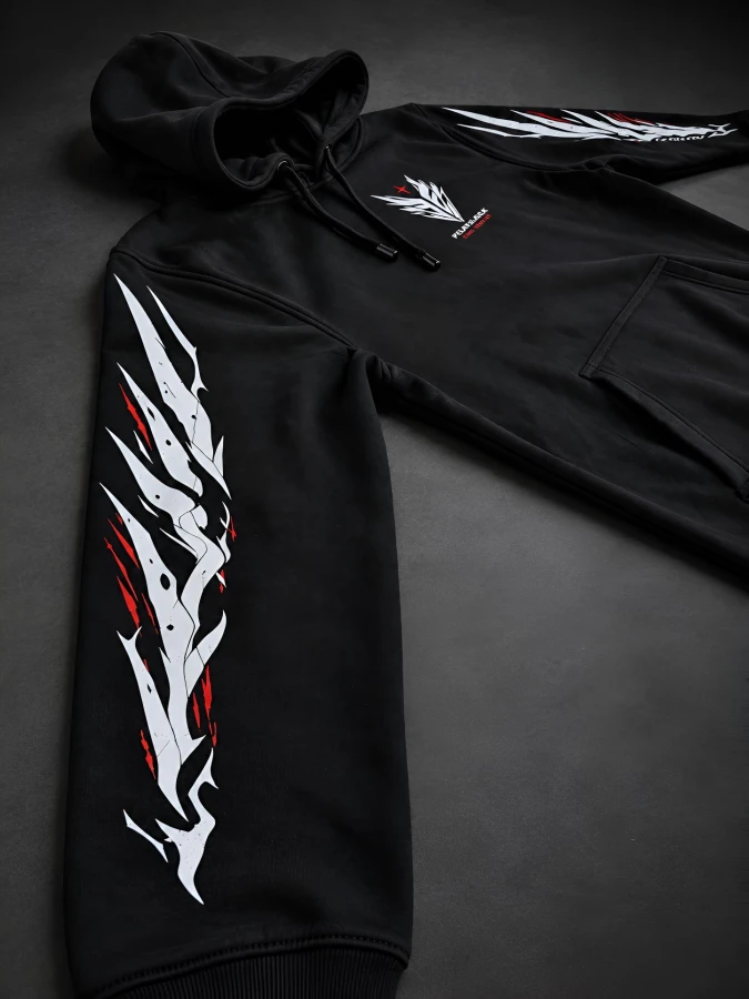 Bluza FEARLESS BLACK DARK CREST 01 rozłożona – detal grafiki na rękawie