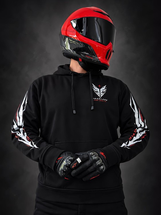 Bluza FEARLESS BLACK DARK CREST 01 – widok z przodu na motocykliście